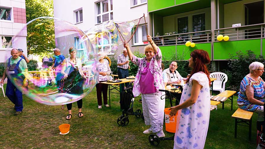 Sommerfest in der Mellenseestraße - Seifenblasen