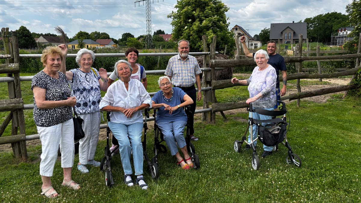 Bewohner*innen der Bölschestrasse machten einen Ausflug zu einer Straußenfarm