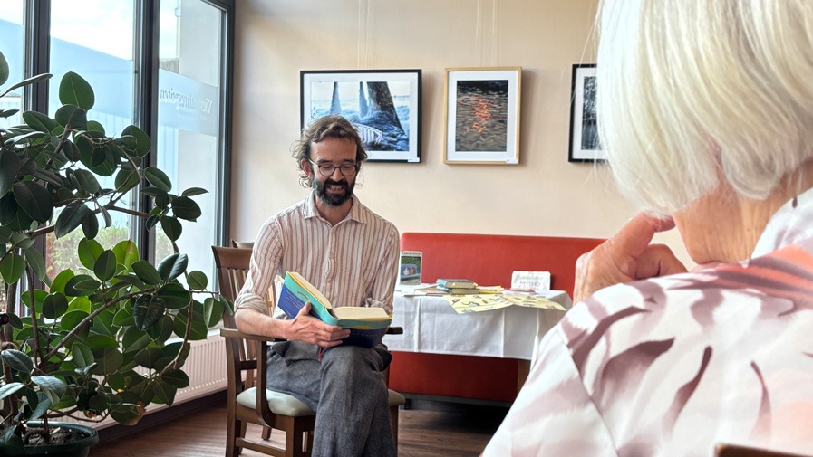 Owner of the book case and senior citizen in the Bölschestraße senior citizens' residence