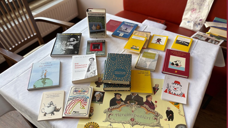 a variety of books from the book box in the common room of the Bölschestraße senior citizens' residence