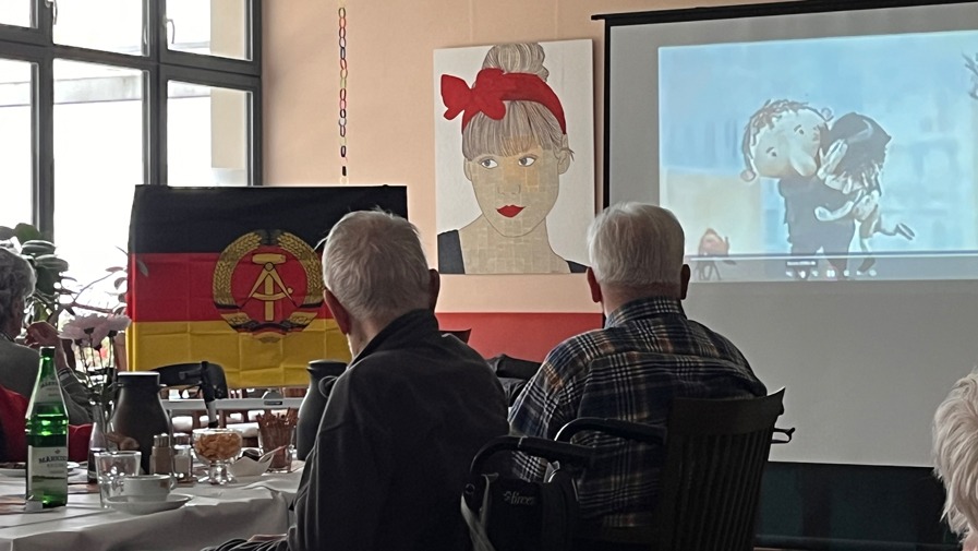 Senior*innen beim DDR-Quiz in der Seniorenresidenz Bölschestraße
