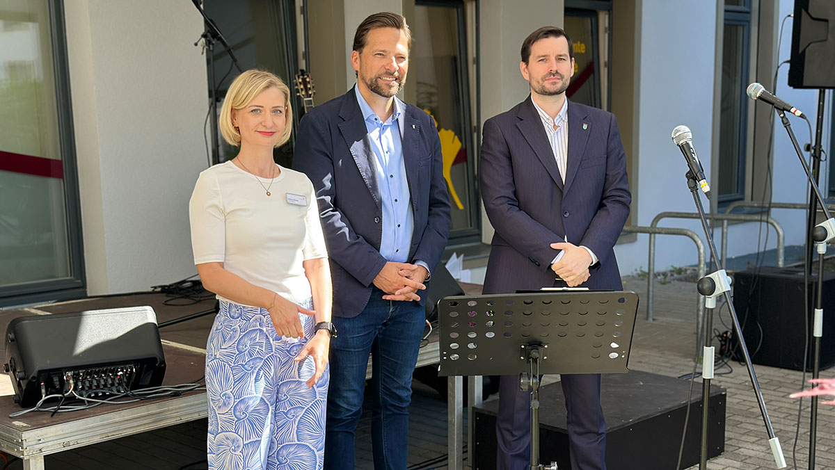 Einrichtungsleitung, Abgeordneter und Bezirksstadtrat auf dem Jahresfest der Seniorenresidenz Bölschestraße Einrichtungsleitung, Abgeordneter und Bezirksstadtrat halten eine Rede auf dem Jahresfest der Seniorenresidenz Bölschestraße