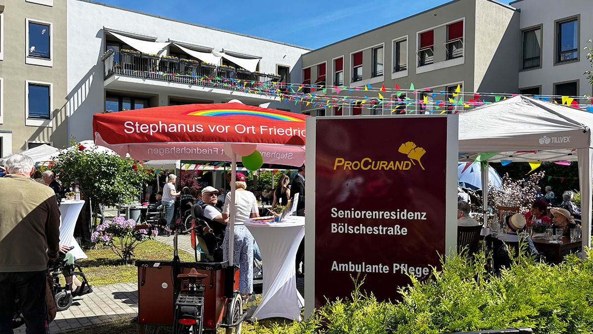 Außenansicht des Jahresfests in der Seniorenresidenz Bölschestraße