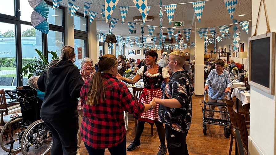 Senior*innen tanzen beim Oktoberfest in der Seniorenresidenz B&ouml;lschestra&szlig;e