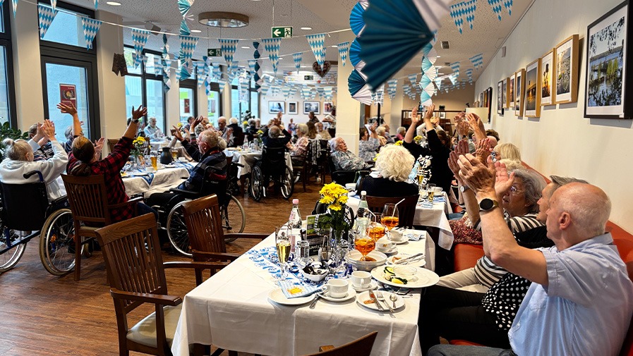 Senior*innen feiern gemeinsam das Oktoberfest in der Seniorenresidenz Bölschestraße