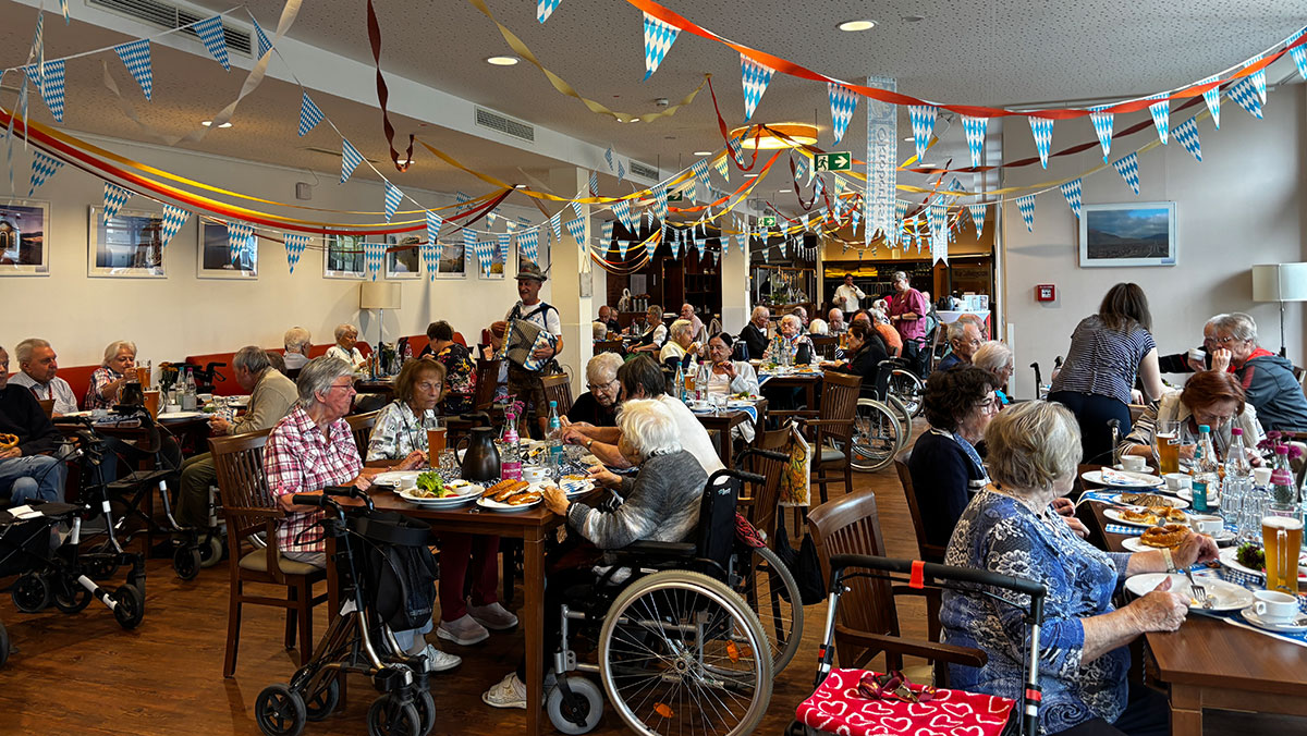 Oktoberfest in der Seniorenresidenz Bölschestraße Senior*innen genießen bayerische Spezialitäten beim Oktoberfest der Seniorenresidenz Bölschestraße