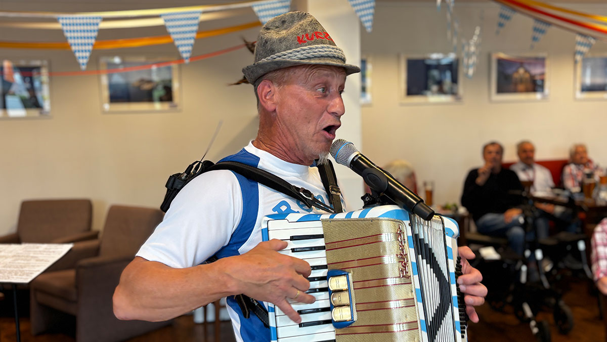 Remmi von Demmi singt bekannte Evergreens und Schlager in der Seniorenresidenz Bölschestraße