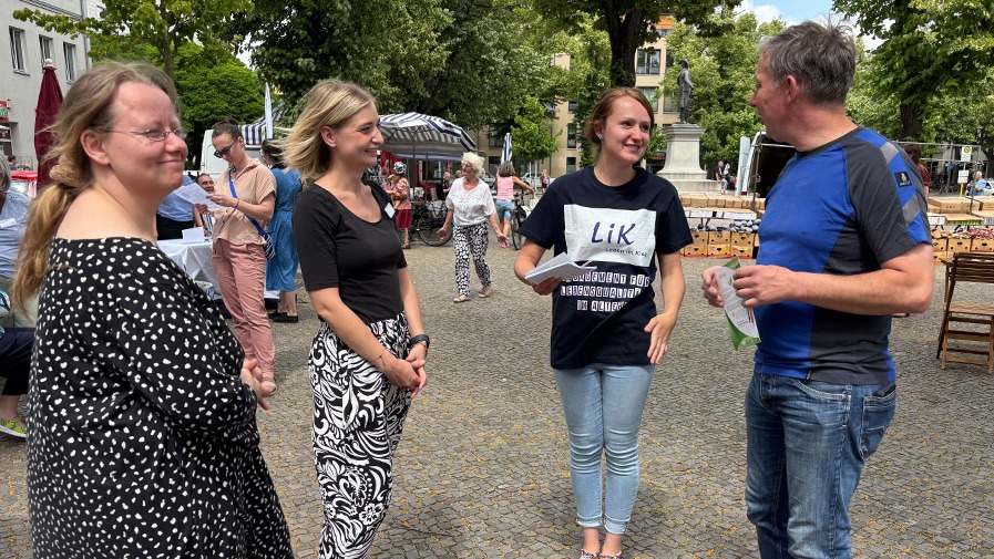 Einrichtungsleitung, Mitarbeiterinnen im Sozialdienst und Soziale der Seniorenresidenz B&ouml;lschestra&szlig;e Betreuung im Gespr&auml;ch