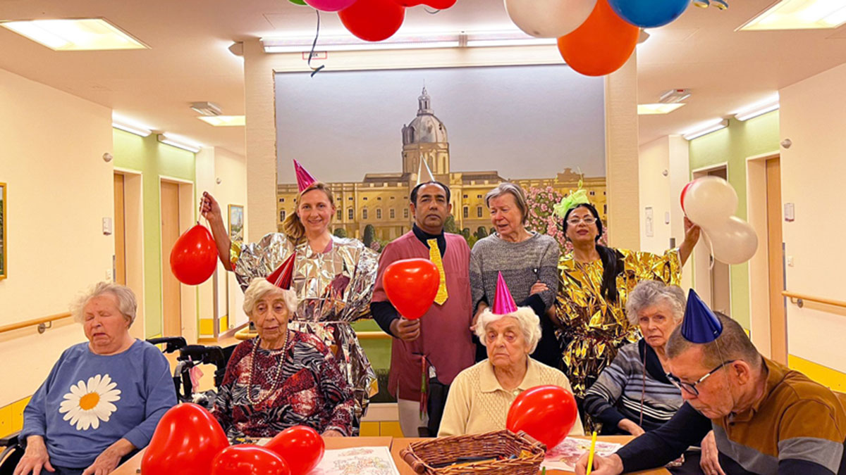 Senior*innen in bunten Kostümen im Seniorendomizil Wilhelm-Stift
