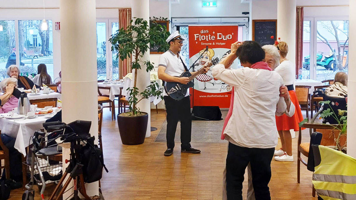 Senior*innen tanzen gemeinsam bei der Faschingsfeier Seniorendomizil Wilhelm-Stift