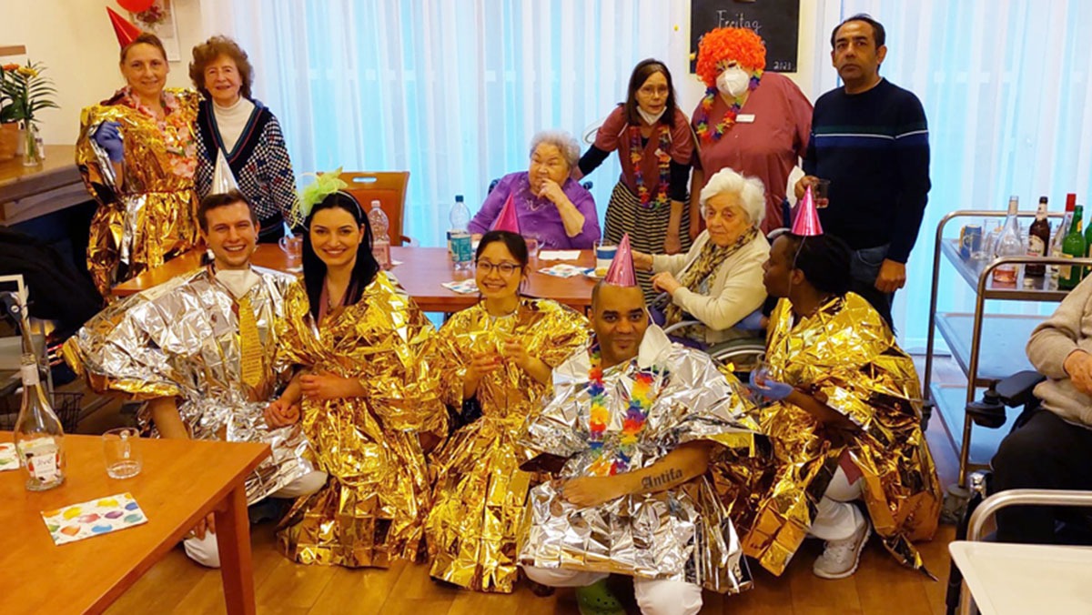 Senior citizens in costume with the team from the Wilhelm-Stift senior citizens' residence