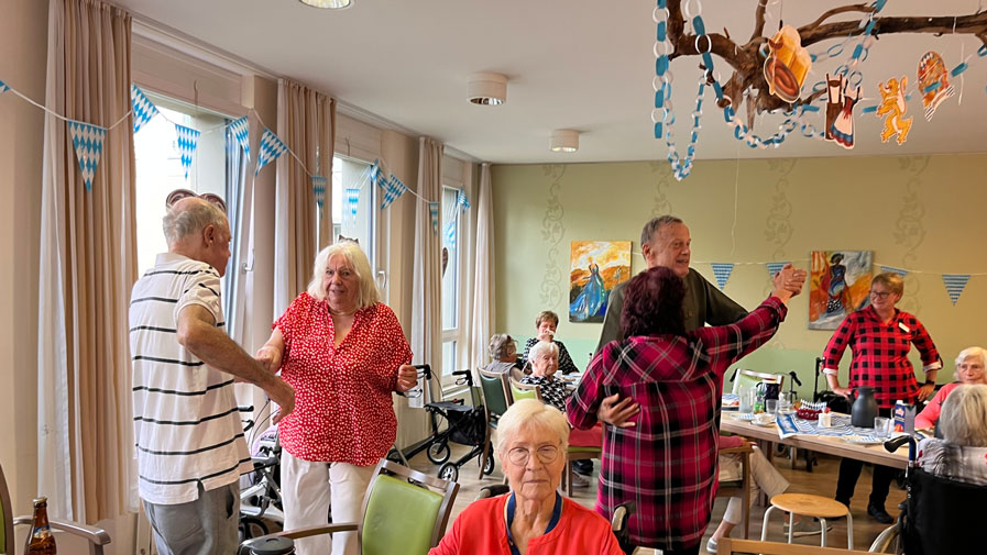 In fröhlicher Stimmung wird getanzt: Die Bewohner*innen der ProCurand Seniorenresidenz Bölschestraße feiern ein zünftiges Oktoberfest und genießen gemeinsam die Musik von Remmi von Demmi!