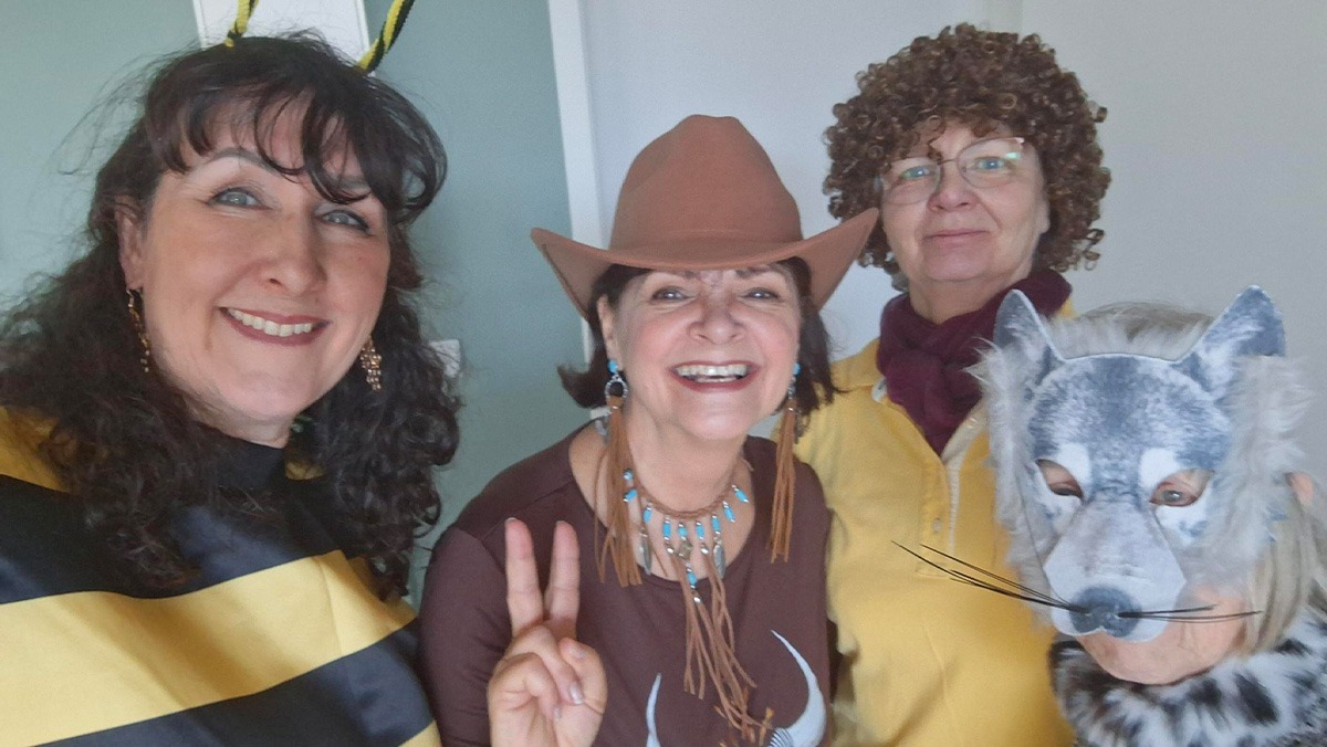 Das Leitungsteam der ProCurand Seniorenresidenz Cottbus zeigt sich bunt kostümiert und gut gelaunt beim gemeinsamen Faschingsfest.