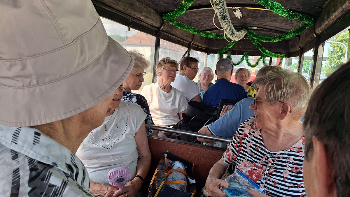 Fr&ouml;hliche Unterhaltungen der Senior*innen der Seniorenresidenz Cottbus im Karpfenbummler