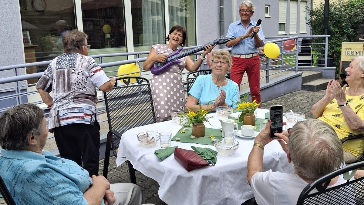 Senioren*innen feiern gemeinsam Sommerfest