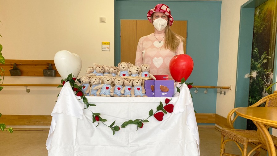 Leitung Soziale Betreuung mit Teddyb&auml;ren im Pflegestift Pfarrer Lukas