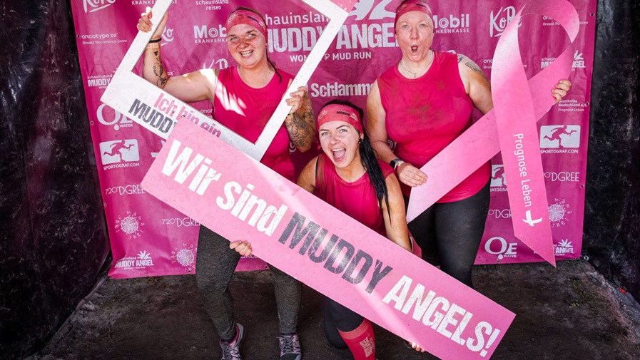 Carers at the Am Schlosspark senior citizens" residence with the sign "We are the Muddy Angels"