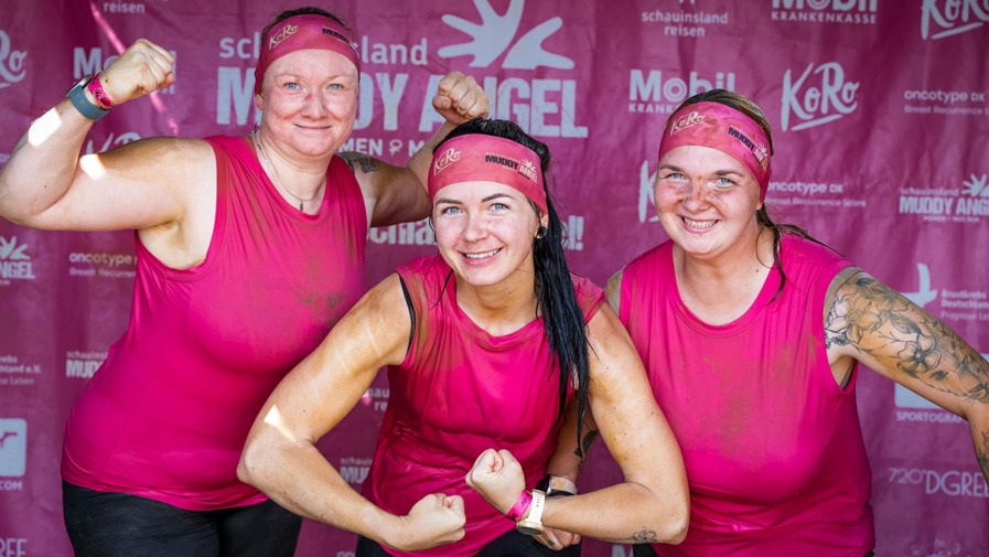 Nursing staff from the Am Schlosspark senior citizens' residence in pink tracksuits at the Muddy Run