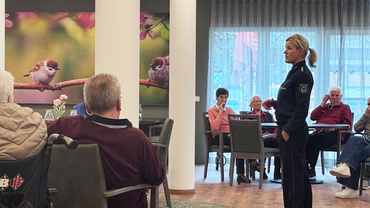 Police officer informs Nordend residence seniors about the "shock call"