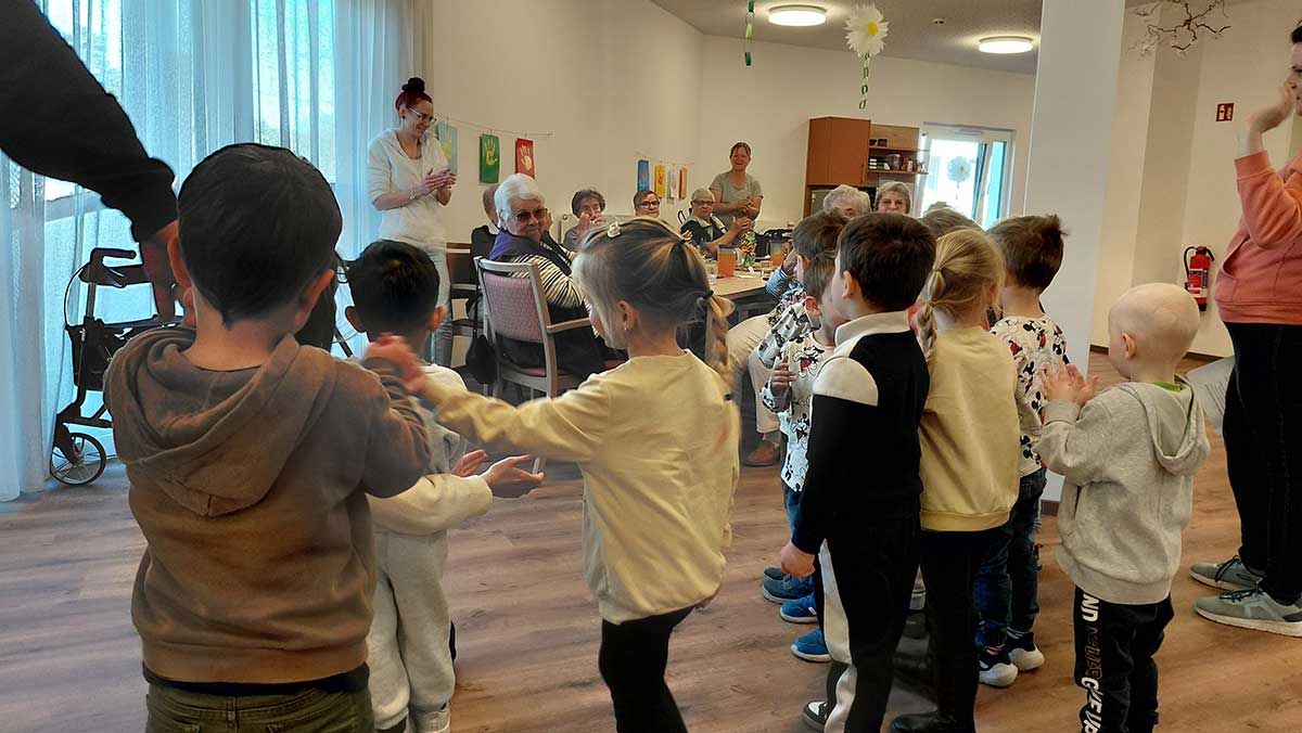 Gemeinsames Singen mit der Kita Kinderparadies