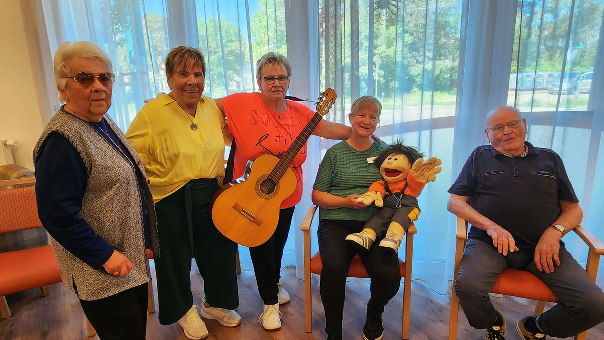 Musik- und Bewegungsvormittag in der Tagespflege Eberswalde Senior*innen sitzen beisammen während des Musik- und Bewegungsnachmittags in der Tagespflege Eberswalde