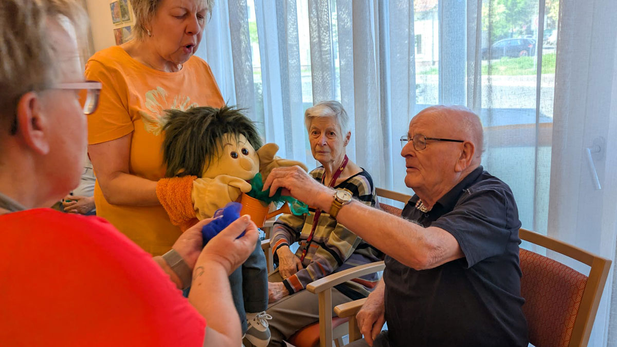 Senior der Tagespflege Eberswalde mit Handpuppe Richard