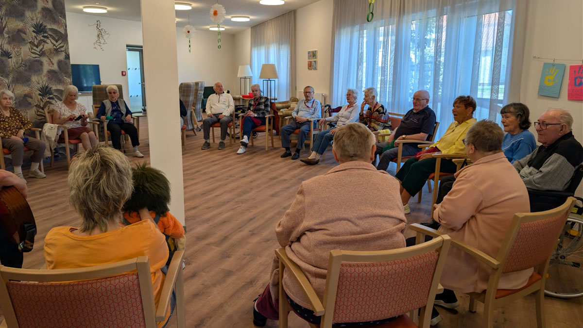 Senior*innen in geselliger Runde während des Bewegungs- und Musiknachmittag in der Tagespflege Eberswalde
