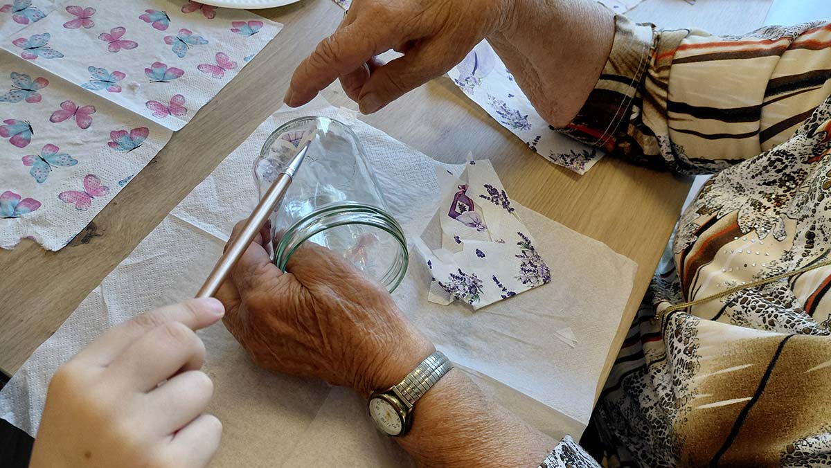 Gemeinsames basteln in der Tagespflege Eberswalde