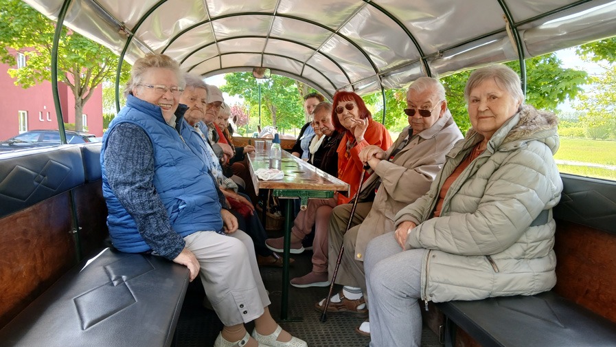 Senior*innen der Seniorenresidenz Eberswalde auf Kremserfahrt