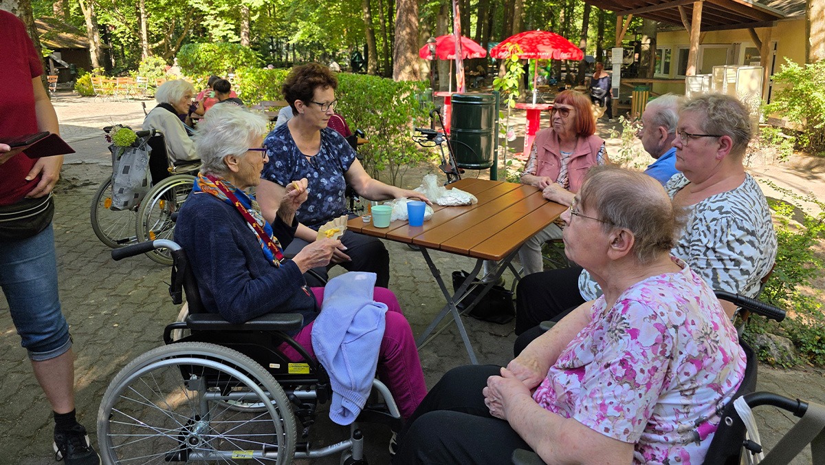 Zoobesuch in Eberswalde Gruppenbild unserer Senioren*innen
