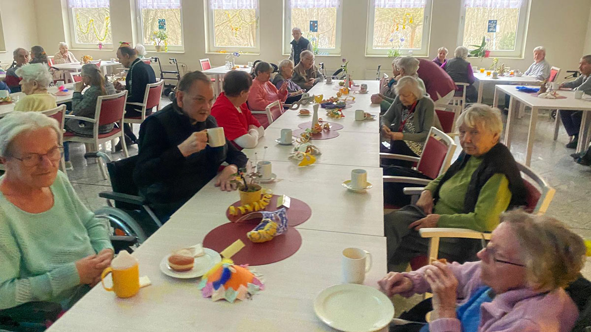 Seniors enjoying coffee and cake during the carnival celebration at the Am Görnsee retirement home