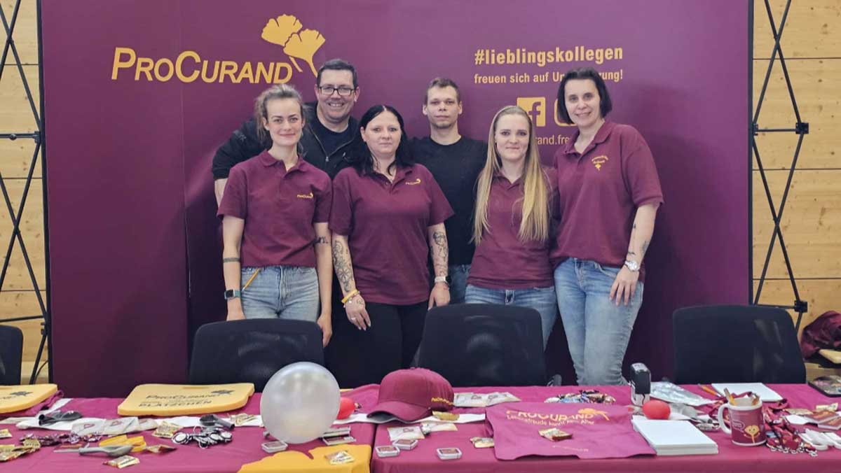 Das Team der Seniorenresidenz pr&auml;sentiert sich am Messestand in einheitlicher Kleidung und kommt mit interessierten Sch&uuml;ler*innen ins Gespr&auml;ch. Der Stand ist mit Informationsmaterialien gestaltet und l&auml;dt zum Austausch &uuml;ber den Pflegeberuf ein.