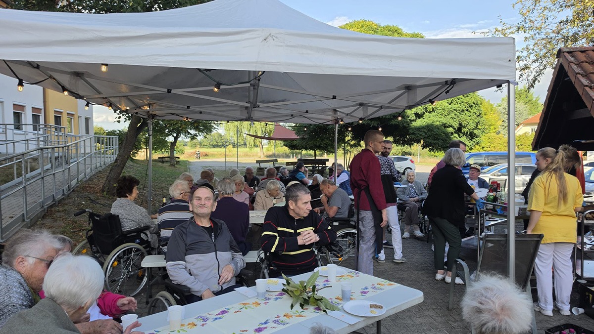 Jährliches Backofenfest in Grebs Frisch gebackenes Brot, Schlagermusik und gesellige Stunden