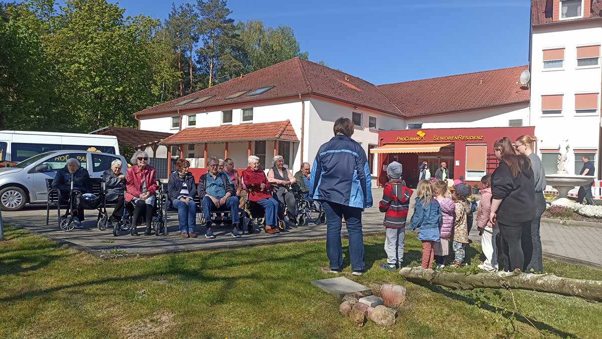 Maibaumtradition mit singen und viel Spass