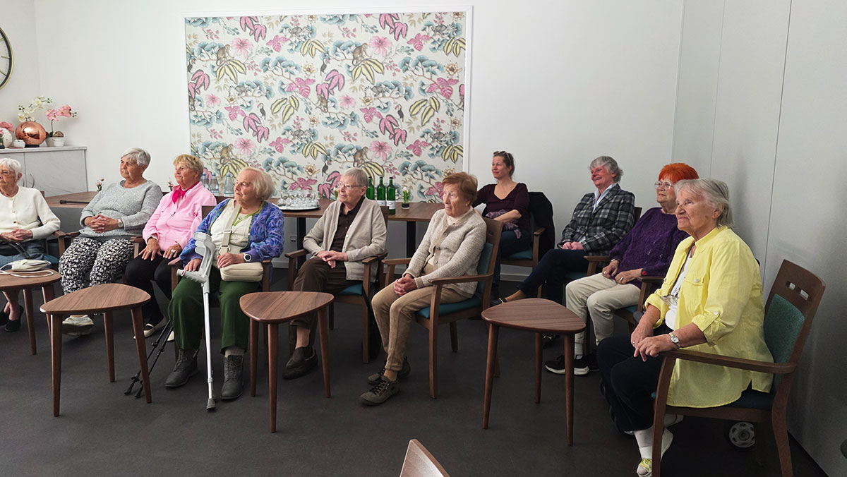 Elderly people listen to the singing performance of the students from the University of Music and Theatre