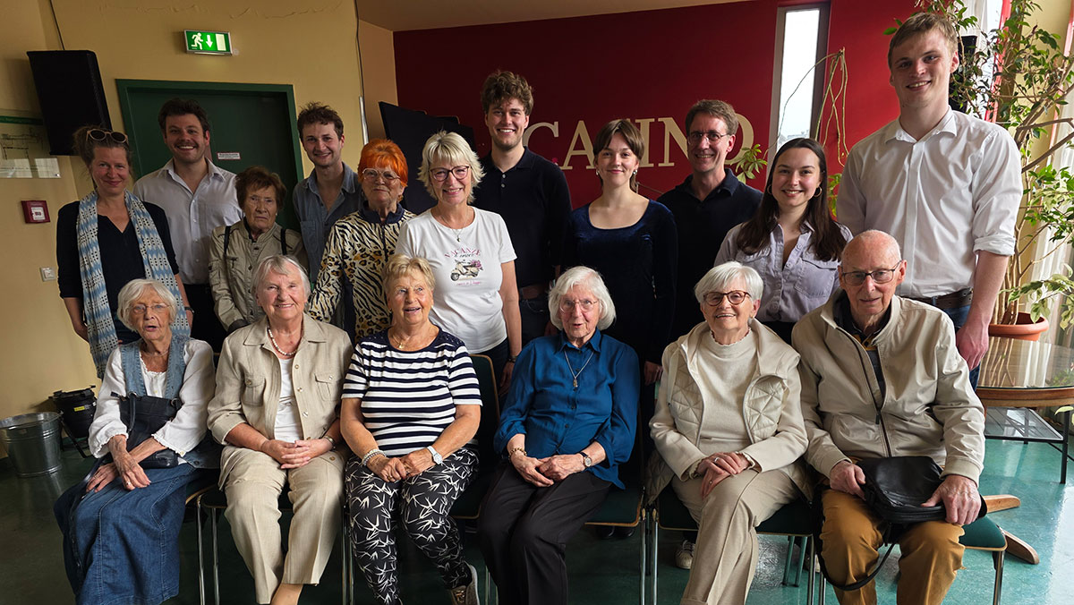 Gruppenbild der Senior*innen der Residenz am Hallorenring im Casino des Neuen Theaters Halle