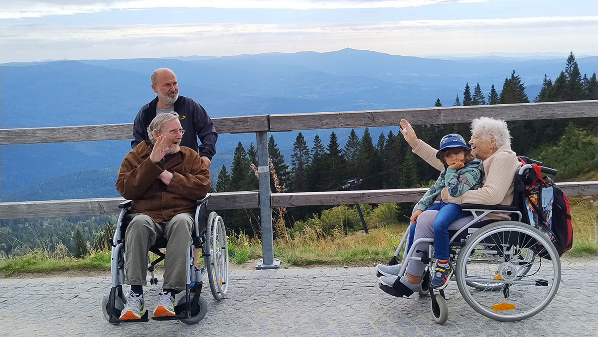 Ausflug des Pflegestifts St. Ulrich zum Großen Arber Senior*innen des Pflegestifts St. Ulrich am Aussichtspunkt des Großen Arbers