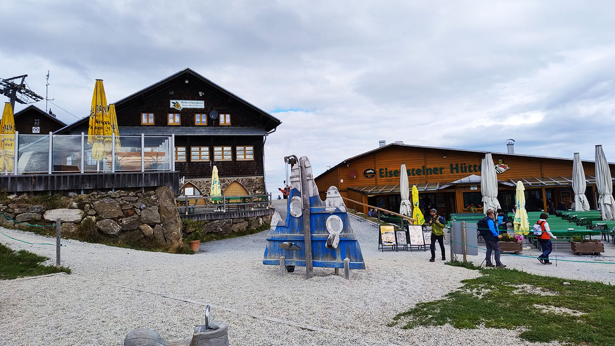 Senior*innen des Pflegestifts St. Ulrich vor der Berghütte beim Großen Arber
