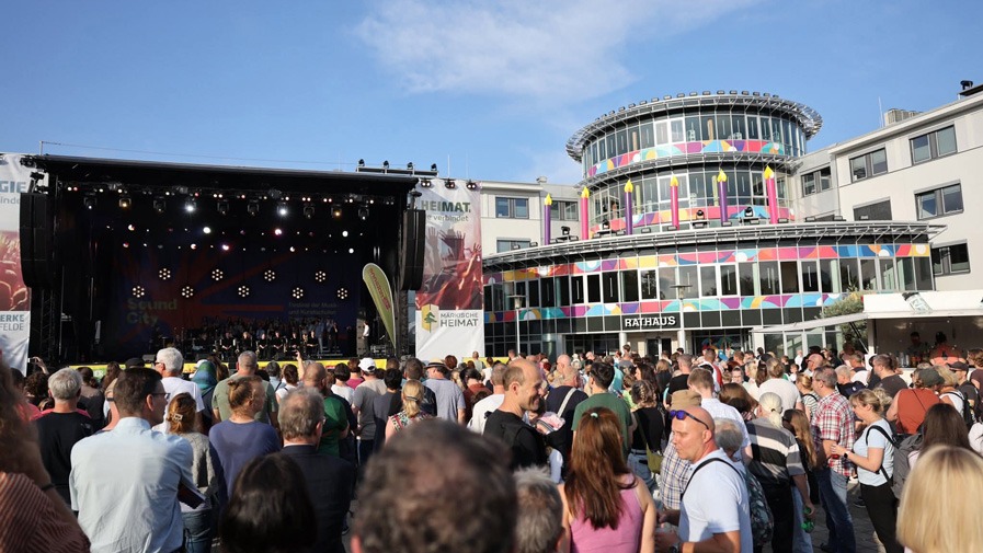 Lots of people in front of the open-air stage in Ludwigsfelde