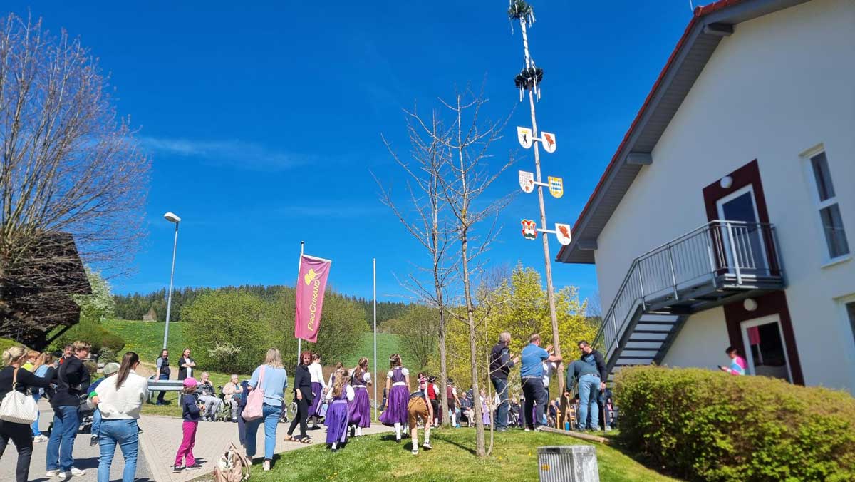 Aufstellung des Maibaum im Pflegestift St- Ulrich Das Team der Sozialen Betreuung des Pflegestift St- Ulrich stellt den Maibaum vor der Einrichtung auf