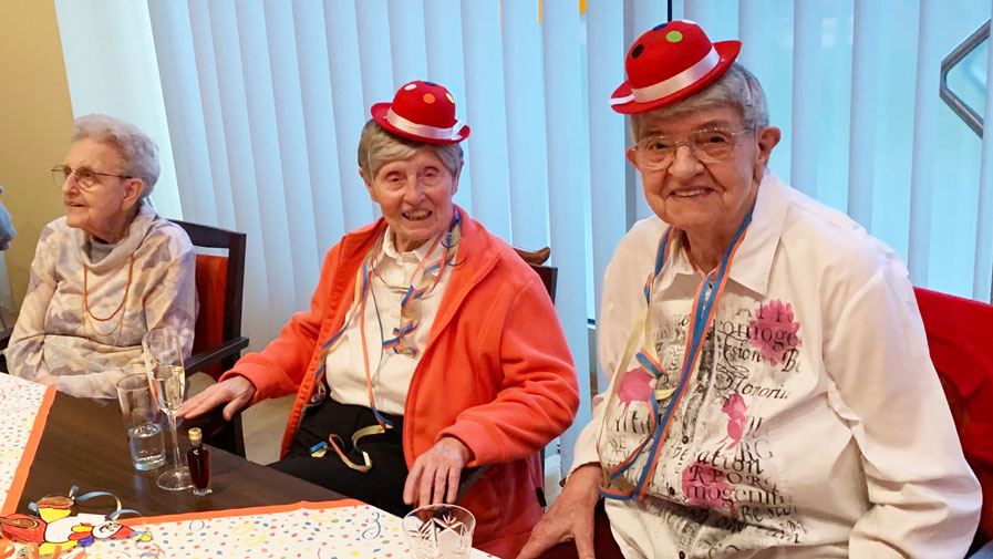 Die Senior*innen der Seniorenresidenz Am Krökentor feiern gelassen Fasching 2024
