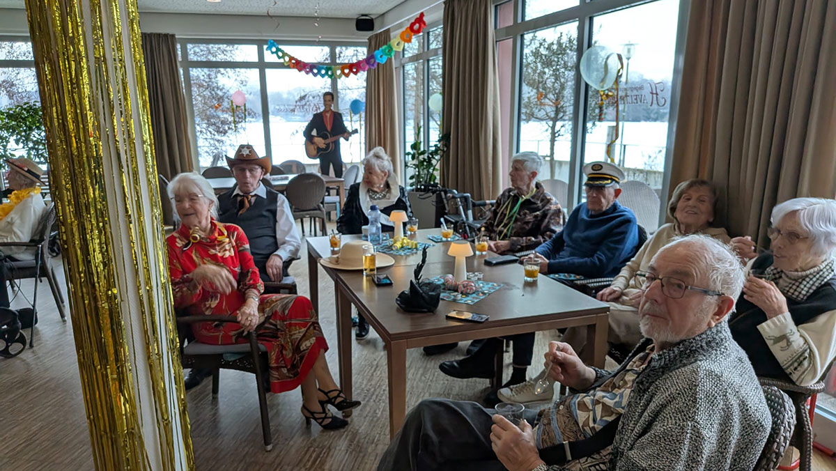 Senior*innen bei der Faschingsfeier in der Seniorenresidenz Havelpalais