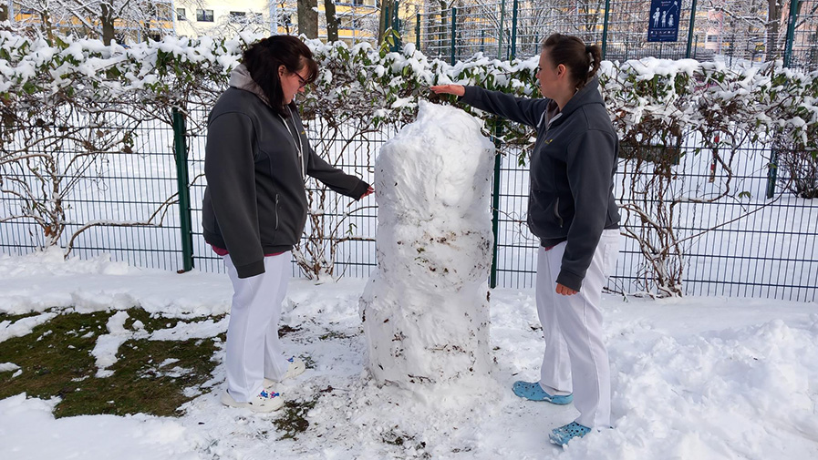 Winter fun in Potsdam: spontaneous snowman building becomes an attraction