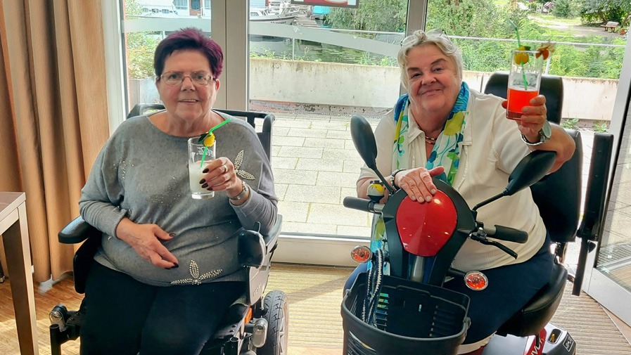Zwei Seniorinnen mit Cocktailgl&auml;sern in der Hand in der Seniorenresidenz Havelpalais