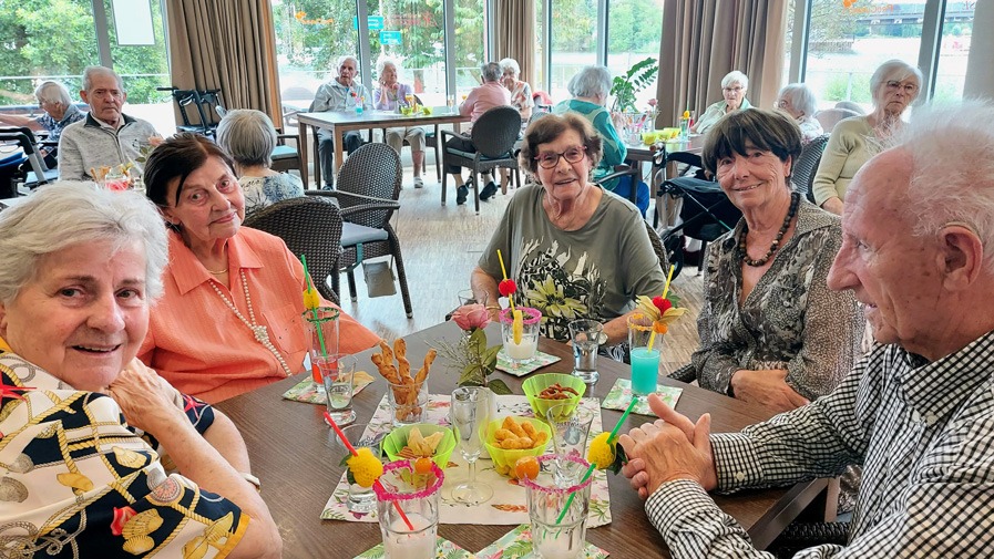 Senior*innen genie&szlig;en zusammen ihre Cocktails in der Seniorenresidenz Havelpalais