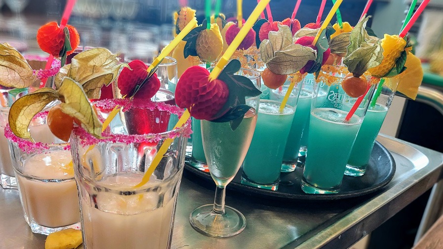 Nahaufnahme der gemixten Cocktails in der Seniorenresidenz Havelpalais