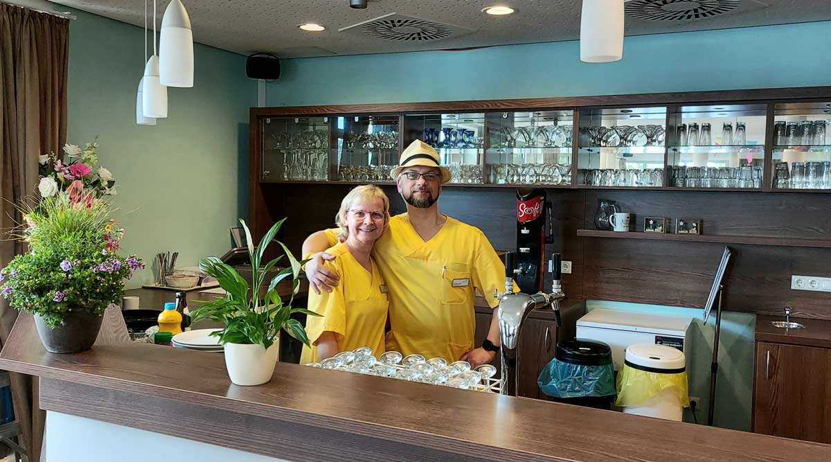 Colleague and colleague at the drinks counter in the Havelpalais senior residence