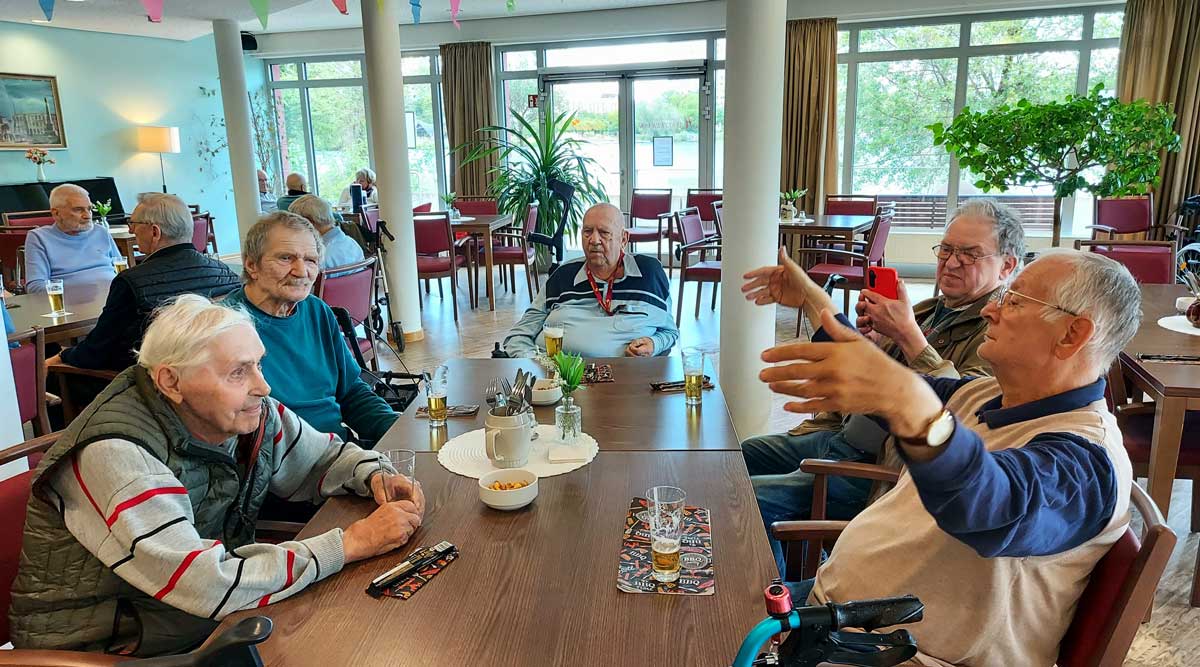 Seniors in convivial company on Ascension Day at the Havelpalais retirement home