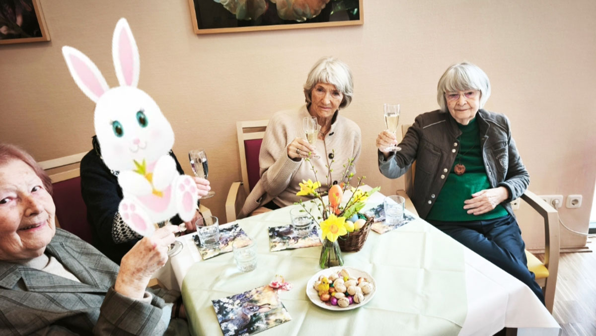 Easter festival at Park Sanssouci retirement home Senior citizens with champagne glasses at a joint Easter celebration in the Park Sanssouci senior residence