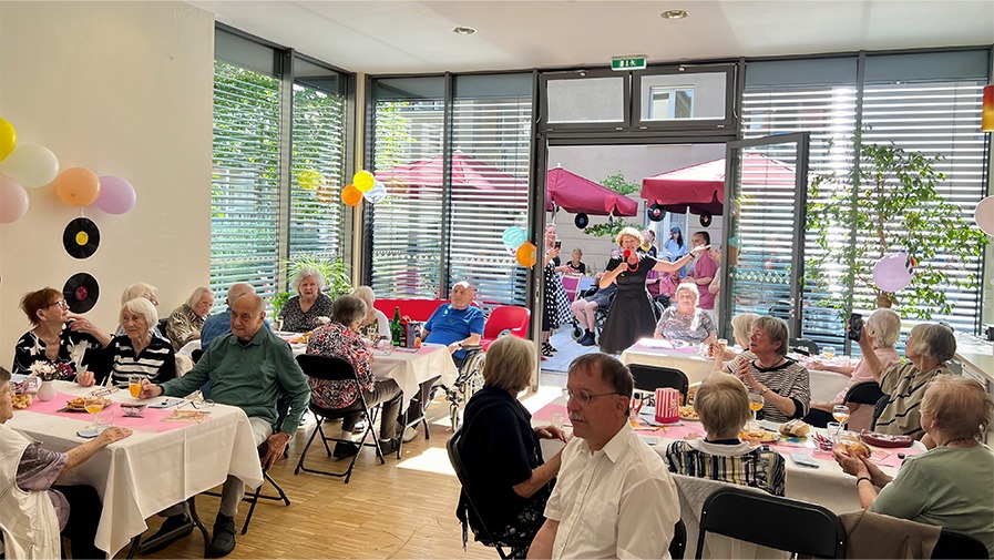 Senior*innen der Seniorenresidenz Park Sanssouci genie&szlig;en die live Musik